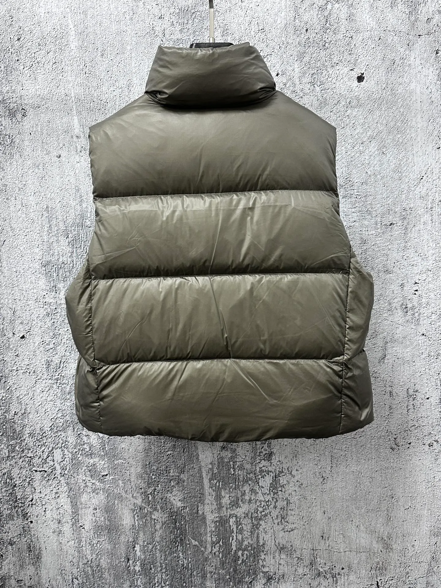 P560 [Canada Goose] Big Goose🦢Puff Down Vest has always been recognized as the warmest down jacket. Various Instagram celebrities, Internet celebrities, and celebrities often wear it for street photos. I make Canada Goose every year, but I still can't get rid of my love for it. No matter how cold the days are, there is no need to be afraid, because there is! Filled with 90% white duck down, it is the legendary warmest down jacket and is known as a must-have for Arctic outdoor sports! The most popular down jacket in the world, celebrities are rushing to buy it, it is a must-have! Size: XS-XL